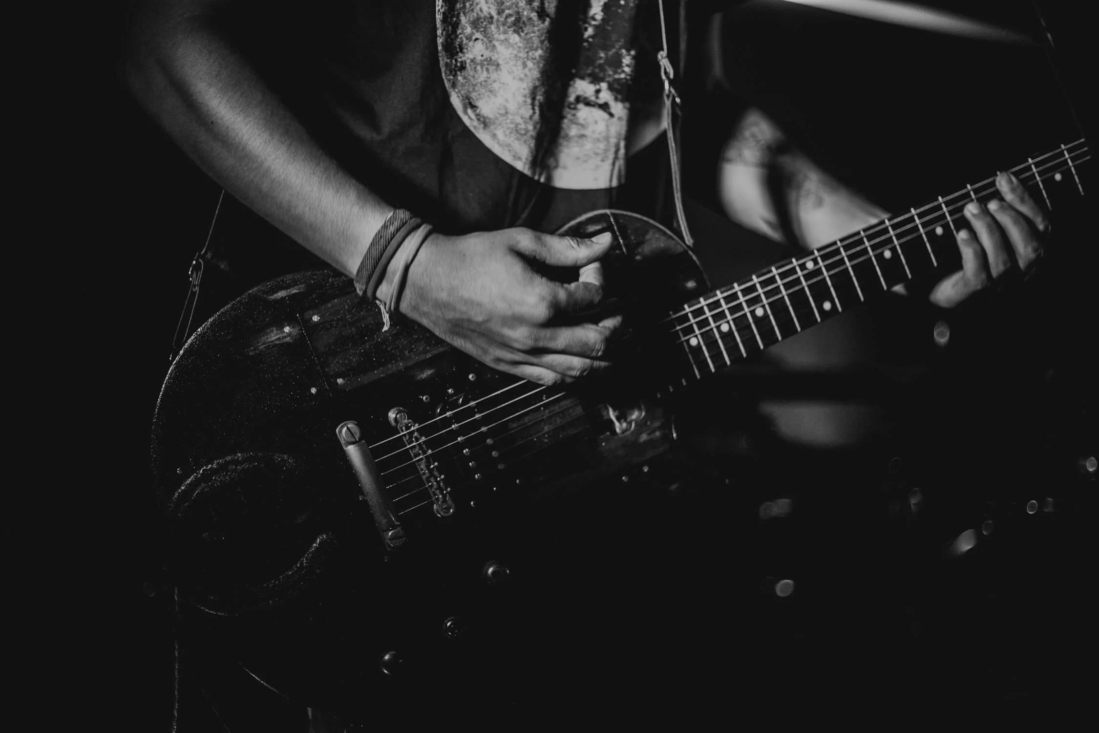 9 Minor Chord Progressions for Emotional Songs